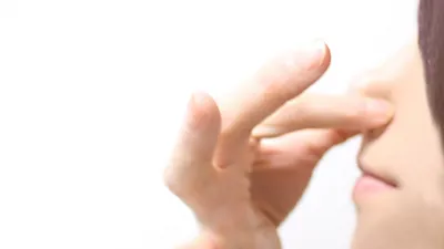 為什麼放屁會臭?因為大腸裡的細菌分解食物,產生硫醇和硫化氫等臭味氣體。(示意圖/取自photoAC)