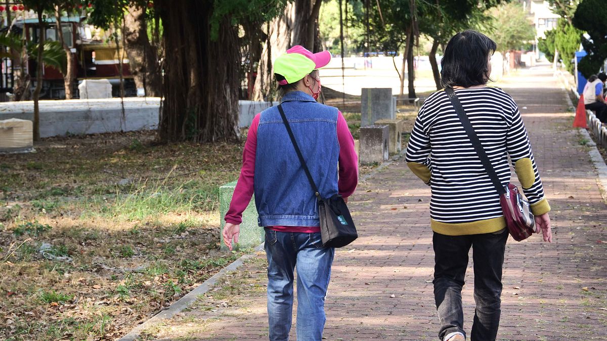 停砍公教年金吵翻,一般勞工呢?未滿65歲領老年給付能加國保嗎 勞保局給解答