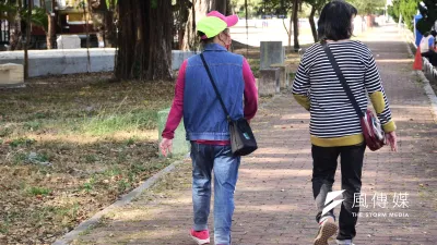 長期承擔照顧責任的家屬個體,往往面臨到包括焦慮、抑鬱和身體疲憊等身心健康問題。示意圖。(資料照,蔡親傑攝)