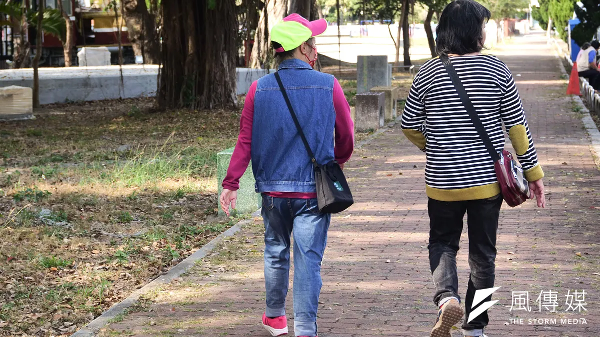 長期承擔照顧責任的家屬個體,往往面臨到包括焦慮、抑鬱和身體疲憊等身心健康問題。示意圖。(資料照,蔡親傑攝)