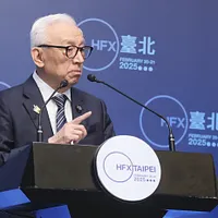 UMC創業者の曹興誠は発言権を買うために金を投じる習慣があるが、金と女性の問題で、彼が主導する罷免運動よりも注目を集めている。写真は曹興誠が「2025ハリファックス台北フォーラム」に出席した様子。(柯承惠撮影) UMC創業者の曹興誠は発言権を買うために金を投じる習慣があるが、金と女性の問題で、彼が主導する罷免運動よりも注目を集めている。写真は曹興誠が「2025ハリファックス台北フォーラム」に出席した様子。(柯承惠撮影)