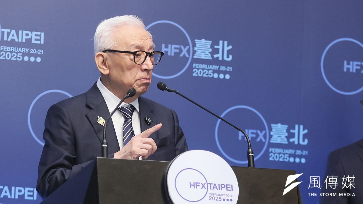 UMC創業者の曹興誠は発言権を買うために金を投じる習慣があるが、金と女性の問題で、彼が主導する罷免運動よりも注目を集めている。写真は曹興誠が「2025ハリファックス台北フォーラム」に出席した様子。(柯承惠撮影) UMC創業者の曹興誠は発言権を買うために金を投じる習慣があるが、金と女性の問題で、彼が主導する罷免運動よりも注目を集めている。写真は曹興誠が「2025ハリファックス台北フォーラム」に出席した様子。(柯承惠撮影)