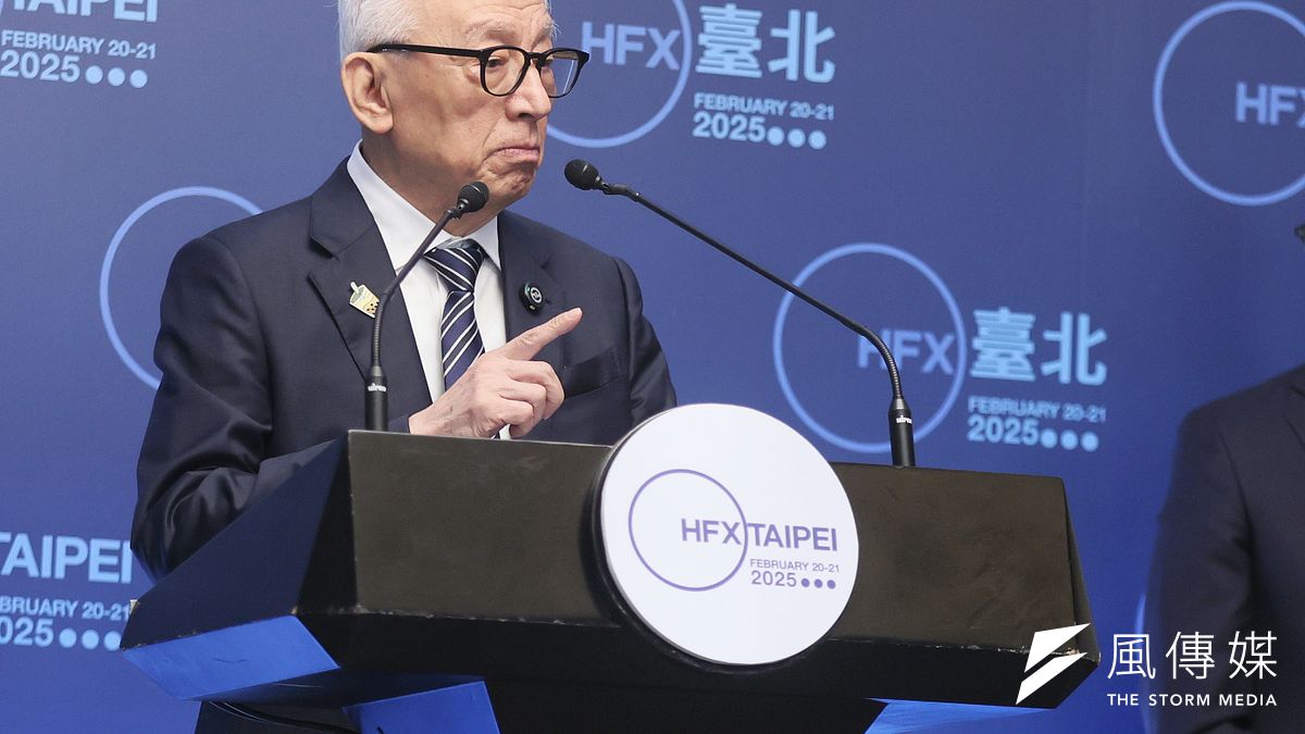 聯電創辦人曹興誠慣性砸錢買發言權,但錢與女人爭議却讓他風頭遠遠超過他領銜的罷免運動。圖為曹興誠出席「2025哈利法克斯台北論壇」。(柯承惠攝) 聯電創辦人曹興誠慣性砸錢買發言權,但錢與女人爭議却讓他風頭遠遠超過他領銜的罷免運動。圖為曹興誠出席「2025哈利法克斯台北論壇」。(柯承惠攝)