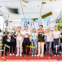 黃國昌(中右)與張善政(中左)同台,替桃園市議員參選人周曉芸(中)輔選。(取自周曉芸臉書) 黃國昌(中右)與張善政(中左)同台,替桃園市議員參選人周曉芸(中)輔選。(取自周曉芸臉書)