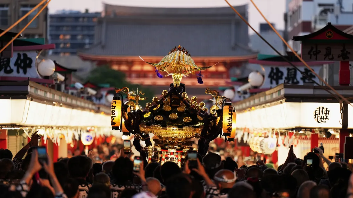 2026年5月16日,日本東京,民眾在三社祭遊行中抬著「神轎(mikoshi)」進入淺草寺,鄰近的淺草神社同步舉行神道祭典。(美聯社)