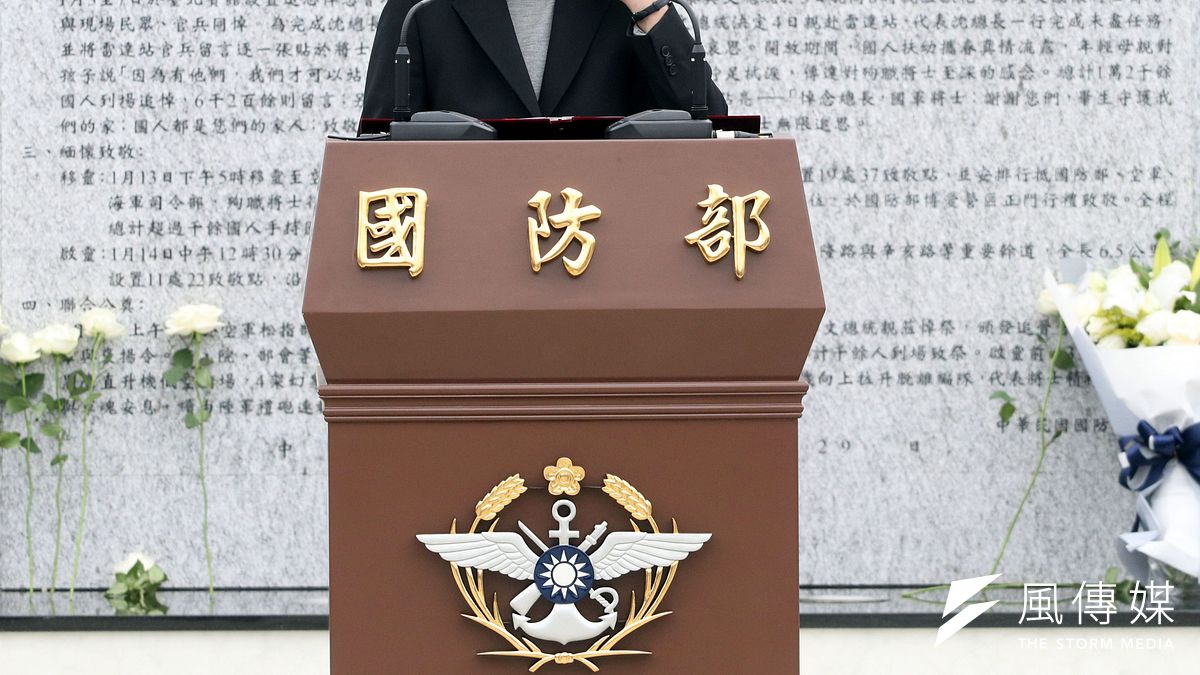 黑鷹失事事件紀念碑於今(29)日上午正式啟用,總統蔡英文(見圖)主持揭牌儀式、頒贈紀念品予家屬。(蘇仲弘攝) 黑鷹失事事件紀念碑於今(29)日上午正式啟用,總統蔡英文(見圖)主持揭牌儀式、頒贈紀念品予家屬。(蘇仲弘攝)