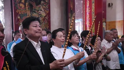 花蓮縣長徐榛蔚偕同立法委員傅崐萁到宮廟參拜祈福。(圖/花蓮縣政府提供)