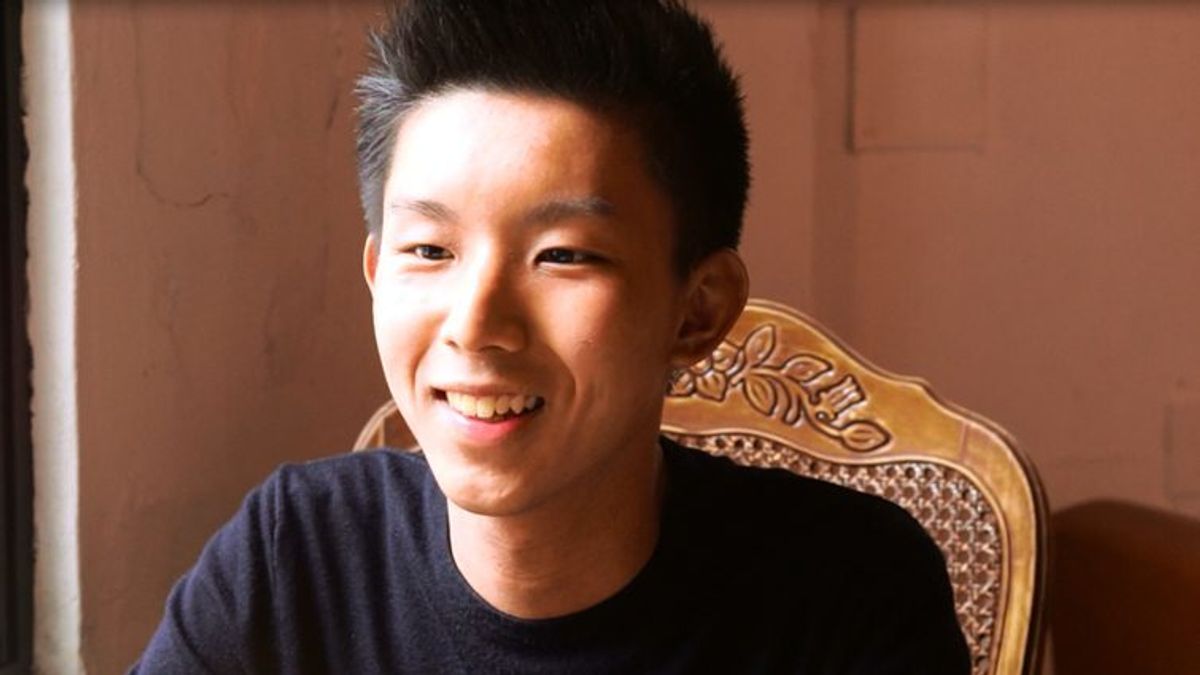 郭力銘非常好學,受訪前後不斷與攝影記者請教各種器材的功能。(楊煥世攝,親子天下提供) 郭力銘非常好學,受訪前後不斷與攝影記者請教各種器材的功能。(楊煥世攝,親子天下提供)