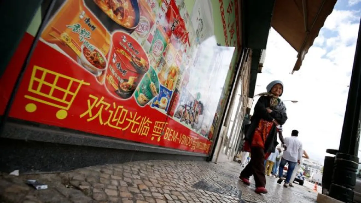 葡萄牙一處市場裡的中文廣告。經歷主權債務危機之後,來自中國的金融產品受到葡萄牙等國家的歡迎。(BBC中文網)