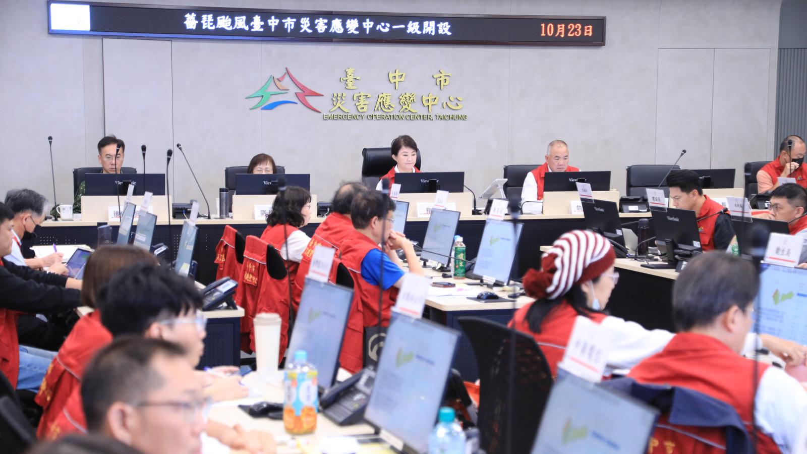 因應薔琵颱風來襲中市災害應變中心一級開設 盧市長籲非必要勿外出、嚴查AI假訊息