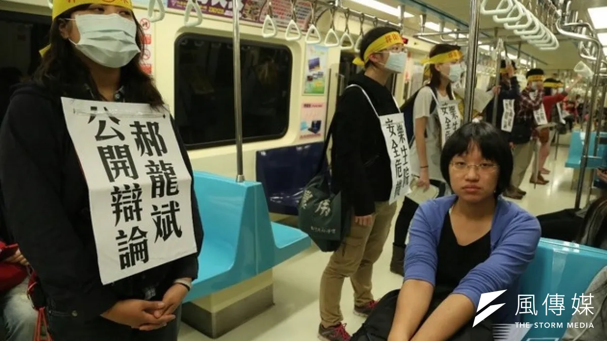 不滿台北市捷運局新莊廠造成走山,影響樂生療養院,20幾名樂青21日在捷運上拿標語沉默抗議。(余志偉攝)
