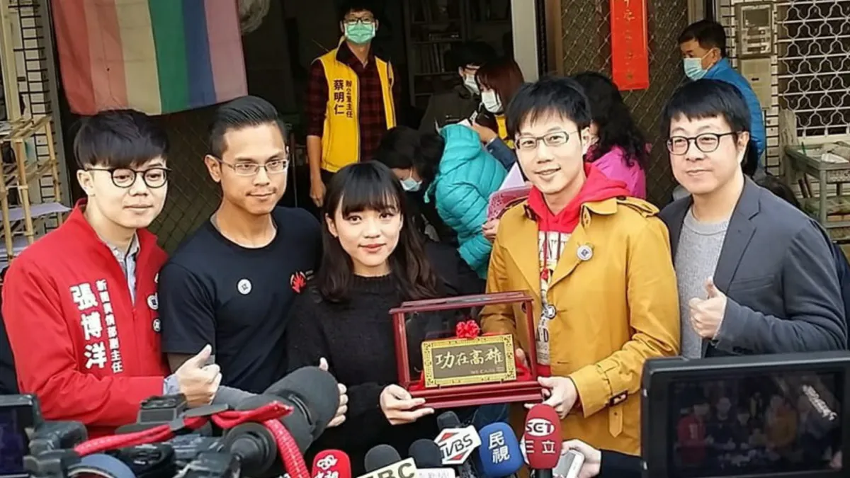 20200201-高雄市議員黃捷(中)被韓國瑜支持者提出罷免案,Wecare高雄發起人尹立(右一)、公民割草行動發言人李醫師 (左二)、台灣基進新聞部副主任張博洋(左一)及高雄81氣爆自救會會長陳冠榮(右二)到場聲援「反罷捷」。(Wecare高雄提供)