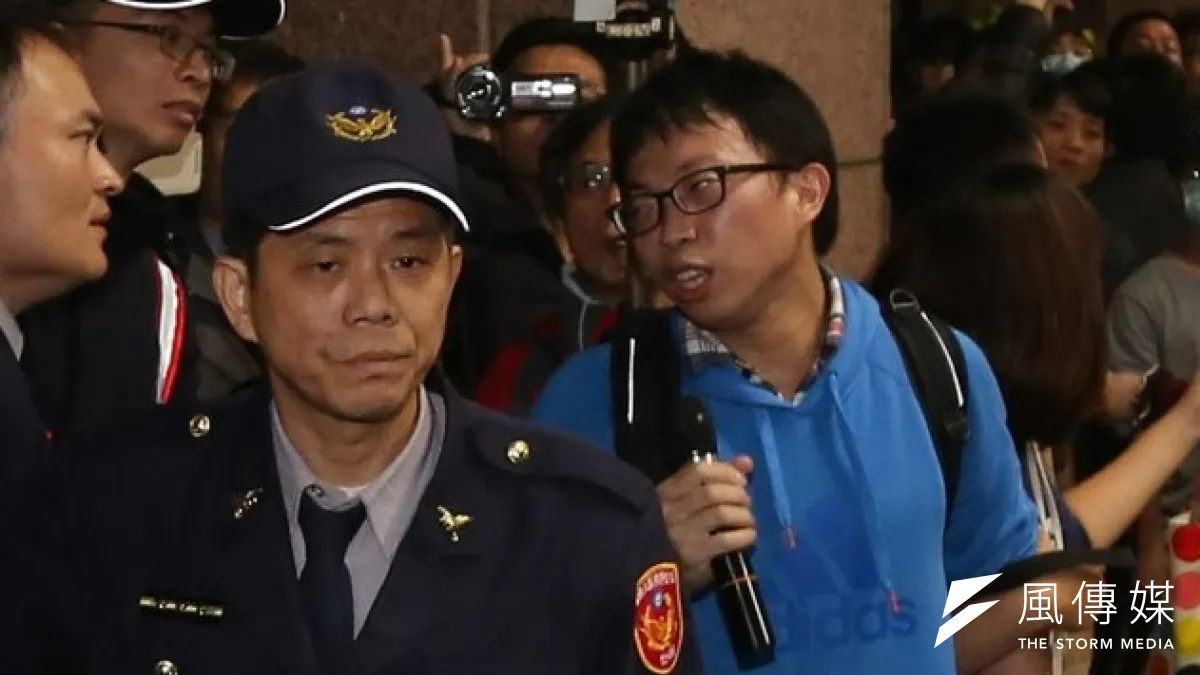 佔領政院行動總指揮魏揚24日晚間檢方以涉嫌公然聚眾等6項罪名聲請羈押,北院開庭審理後裁定無保請回。(余志偉攝)