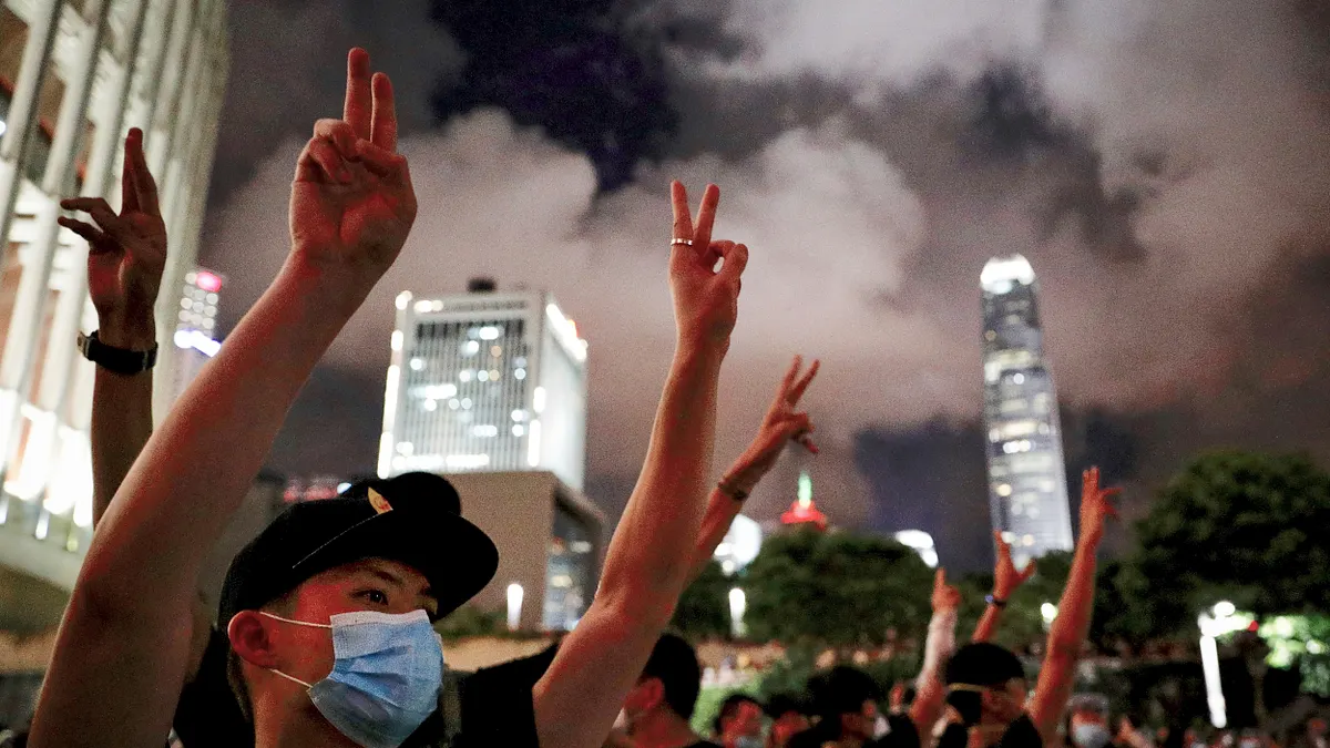 2019年7月1日,香港再度爆發反《逃犯條例》修訂、反送中大規模示威,示威者晚間衝進立法會(AP)