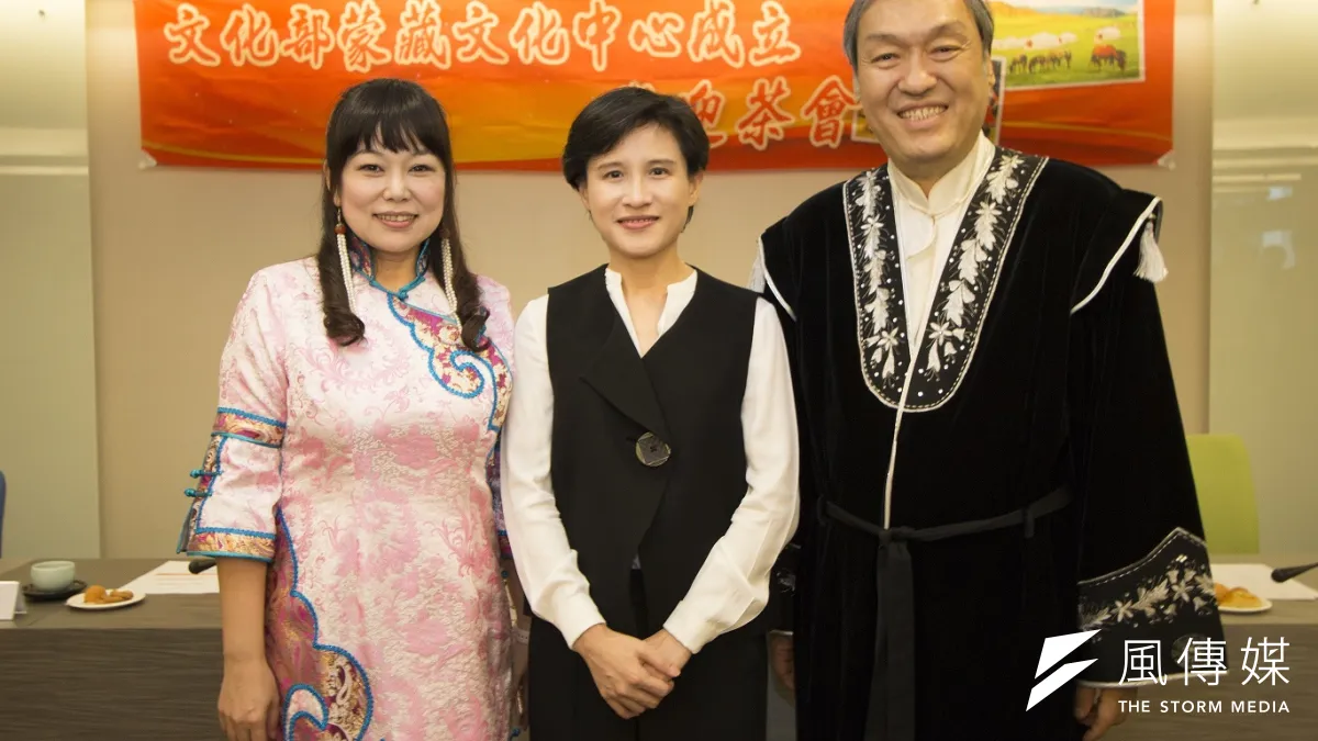 文化部今(15)日正式成立蒙藏文化中心,部長鄭麗君與蒙藏文化中心身著蒙藏傳統服飾之同仁合影。(文化部提供)