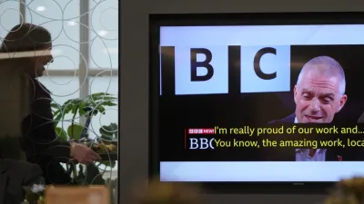 2025年11月11日。電視螢幕上播放了即將卸任的BBC總裁戴維(Tim Davie)。(AP)