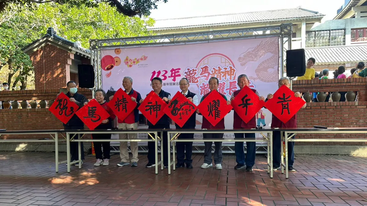中市府社會局陳副局長與書法家徐松森及李日等銀髮族代表楊爺爺與黃奶奶揮毫。(圖/台中市政府)