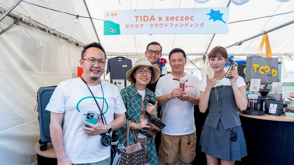 文化部の王時思次長、中華文化総会の李厚慶秘書長、YouTuberの阿部マリアが工業デザインブース前で記念撮影に臨む。(写真/中華文化総会) 文化部の王時思次長、中華文化総会の李厚慶秘書長、YouTuberの阿部マリアが工業デザインブース前で記念撮影に臨む。(写真/中華文化総会)