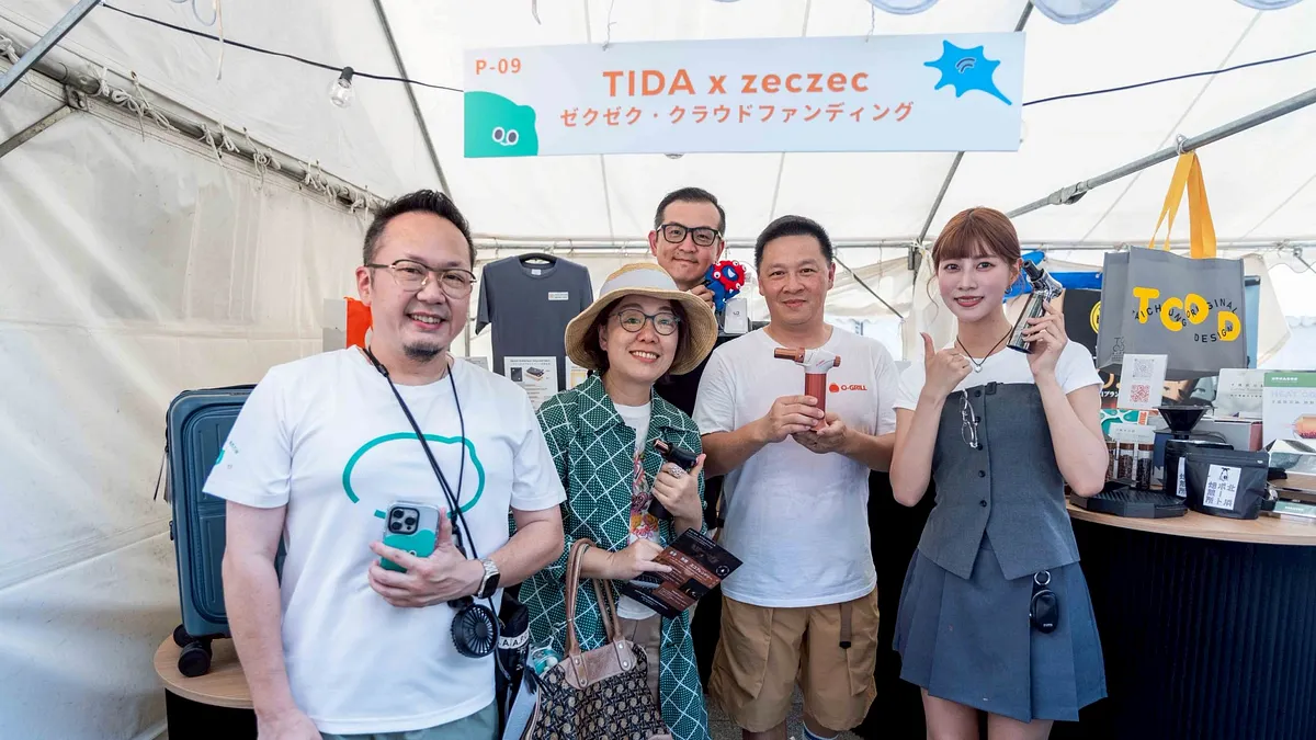 文化部の王時思次長、中華文化総会の李厚慶秘書長、YouTuberの阿部マリアが工業デザインブース前で記念撮影に臨む。(写真/中華文化総会)