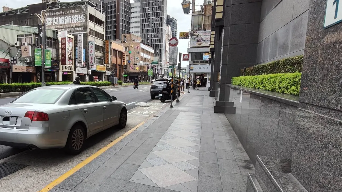黃線在每日上午7時至晚間8時禁止停車,僅開放臨時停車,且須停止時間未滿3分鐘並保持立即行駛狀態。(資料照/新北市交通局提供)