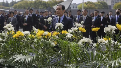 2023年3月,前總統馬英九造訪南京大屠殺紀念館。(美聯社)