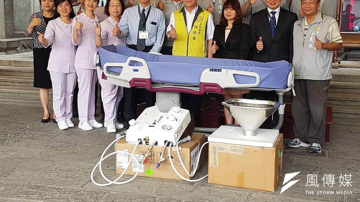 新竹市竹蓮寺1日舉行「燒傷加護病房水療室捐贈儀式」,協助台大新竹分院設置全新水療床暨水療室設備。(圖/方詠騰攝) 新竹市竹蓮寺1日舉行「燒傷加護病房水療室捐贈儀式」,協助台大新竹分院設置全新水療床暨水療室設備。(圖/方詠騰攝)