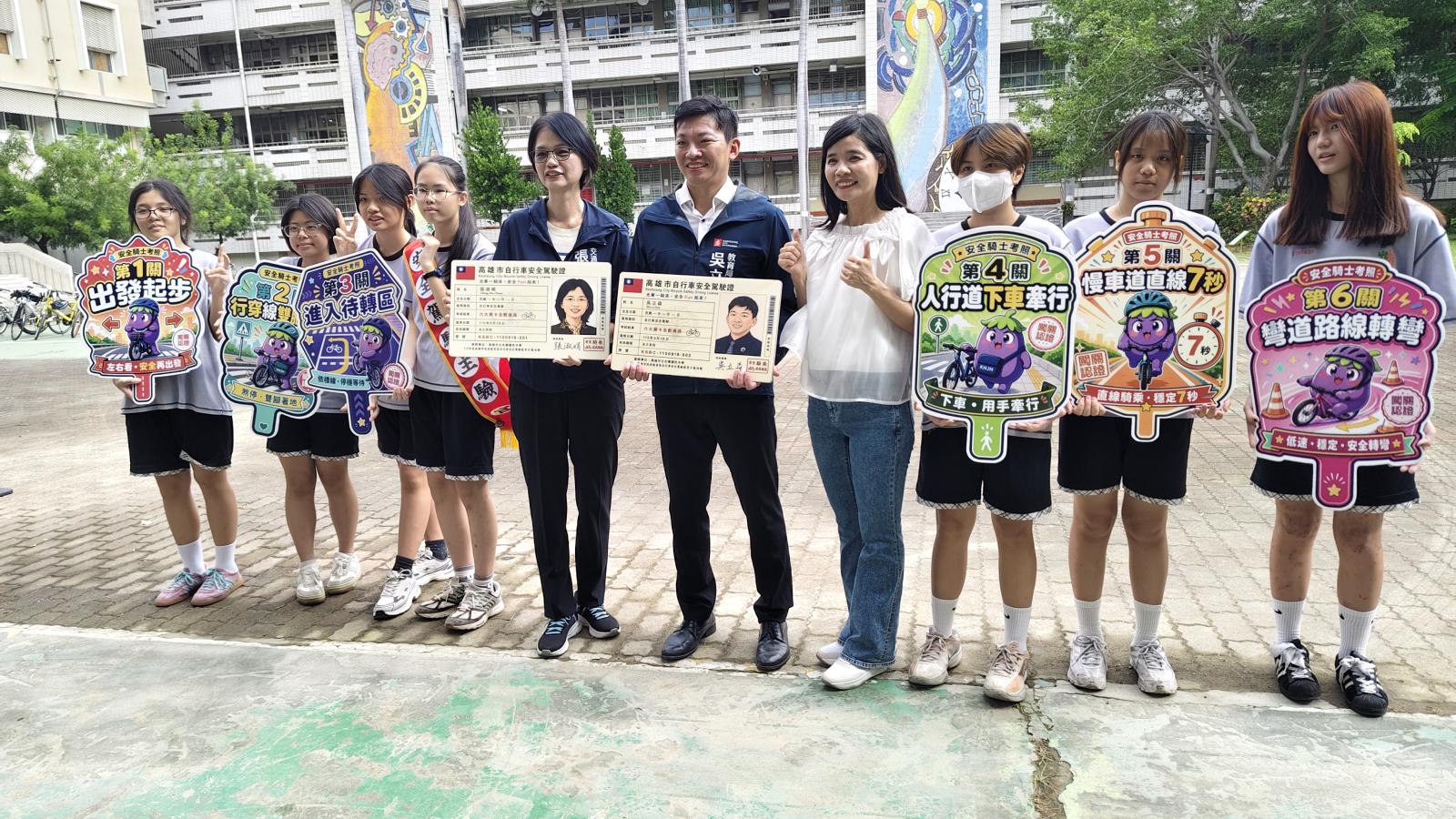 局長,這裡要下車!光華學生考官嚴格把關 教育、交通兩局長騎YouBike考駕照