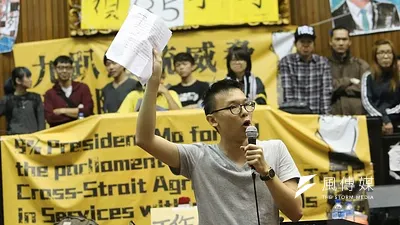 林飛帆不滿馬英九、王金平未正面回應學生要求當面對談的訴求,抨擊兩人一個用密室協商,一個撒謊。(吳逸驊攝)