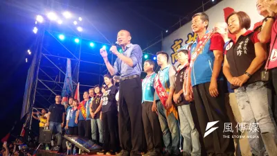 國民黨高雄市長候選人韓國瑜三山之友會第二場「旗山造勢大會」在美濃登場,主辦單位號稱吸引 3 萬多名支持者到場。(圖/徐炳文攝)