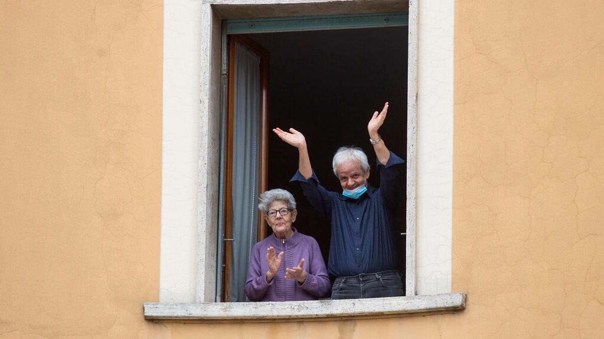 義大利疫情肆虐,民眾在陽台與窗戶邊為第一線防疫人員鼓掌致敬。(AP) 義大利疫情肆虐,民眾在陽台與窗戶邊為第一線防疫人員鼓掌致敬。(AP)