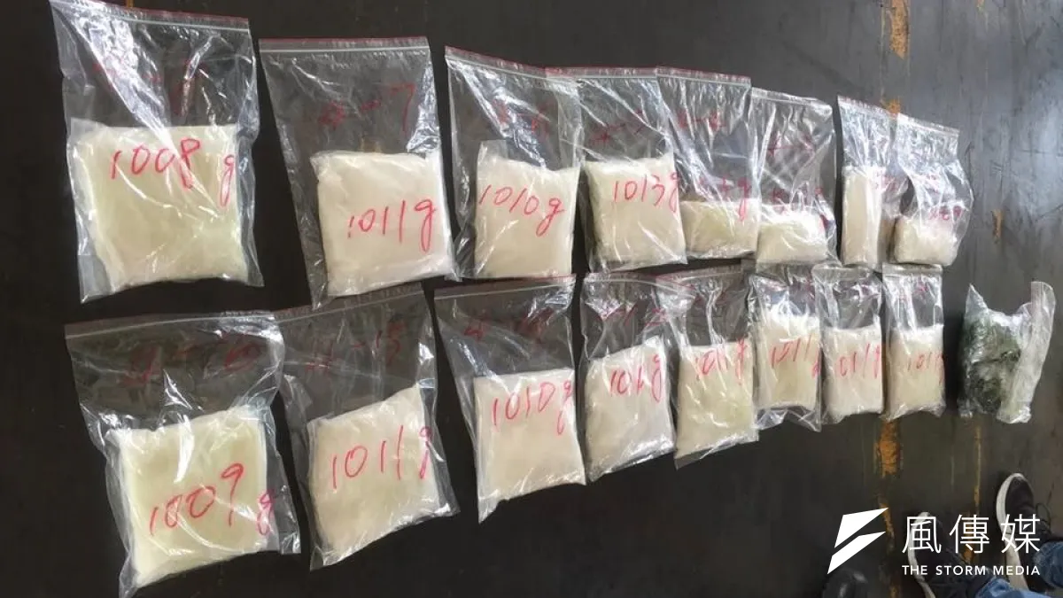 K他命被分裝在透明夾鏈袋內,藏入塑膠射出模具夾層。(圖/徐炳文攝)