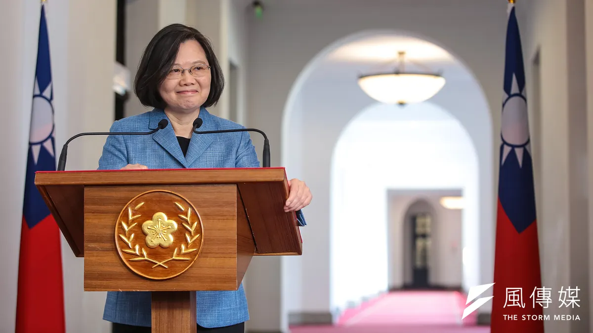 總統蔡英文迴廊談話,針對「兩岸和平協議」、連任和民調的議題發表看法。(顏麟宇攝) 總統蔡英文迴廊談話,針對「兩岸和平協議」、連任和民調的議題發表看法。(顏麟宇攝)