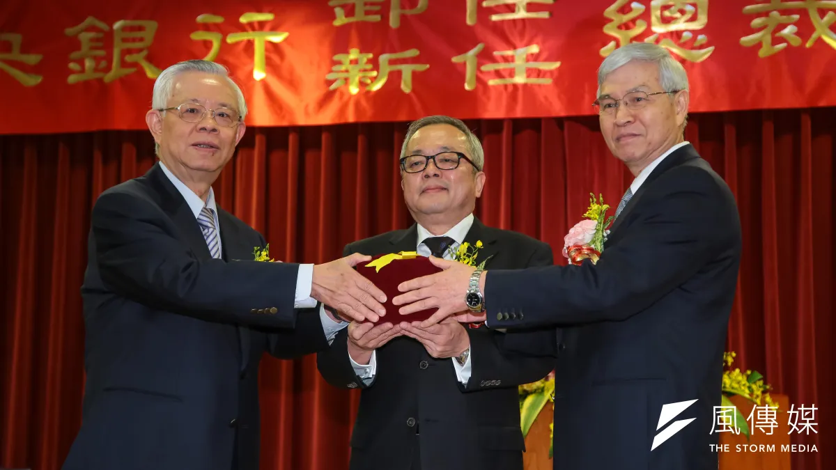 卸任央行總裁彭淮南(左)、新任央行總裁楊金龍(右)出席中央銀行新舊任總裁交接典禮,並由行政院副院長施俊吉(中)監交。(顏麟宇攝)