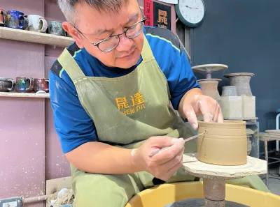 「晟達陶瓷工藝社」陳元杉帶領體驗拉坯技巧,學員們輕鬆就能完成一件實用且優美的食器,滿獲成就感。(圖/新北市政府) 「晟達陶瓷工藝社」陳元杉帶領體驗拉坯技巧,學員們輕鬆就能完成一件實用且優美的食器,滿獲成就感。(圖/新北市政府)