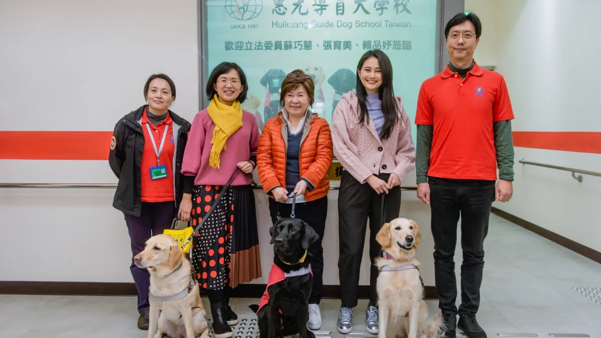 立委蘇巧慧、張育美和賴品妤(左二至左四)來到惠光導盲犬學校幫忙宣傳募款。(蘇巧慧辦公室提供)