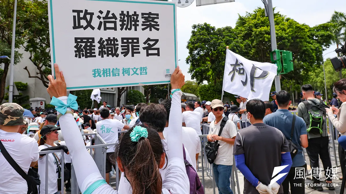 民眾黨「司法改革,公民走讀」活動,於愛國西路中山南路口與警方發生推擠。(顏麟宇攝) 民眾黨「司法改革,公民走讀」活動,於愛國西路中山南路口與警方發生推擠。(顏麟宇攝)