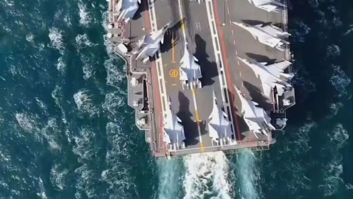 甲板上停滿艦載機的遼寧號。(翻攝微博) 甲板上停滿艦載機的遼寧號。(翻攝微博)