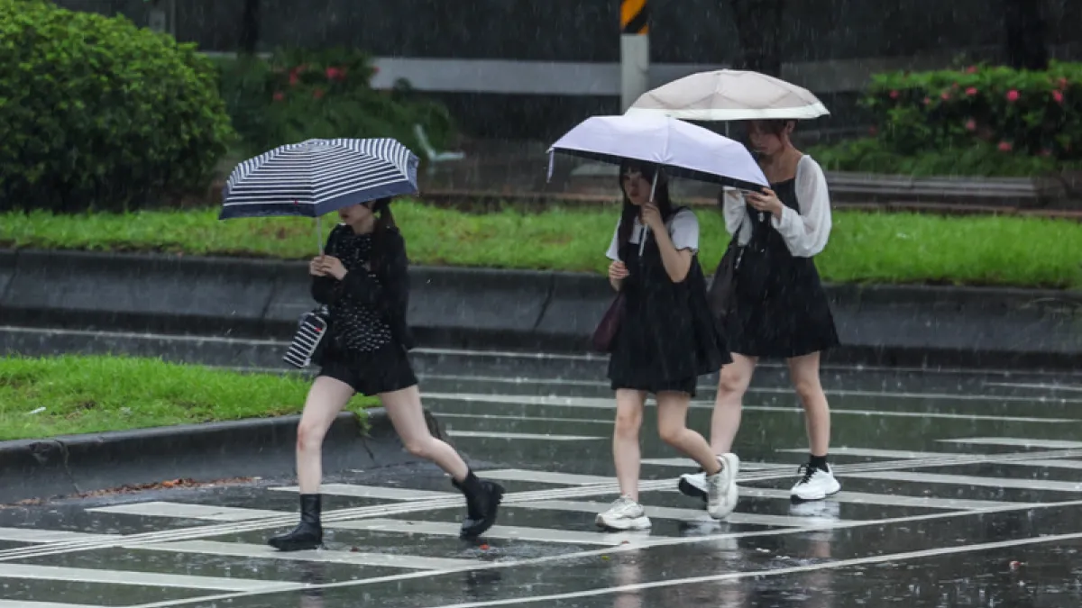 中秋連假天氣搶先看!氣象署指出25、26日各地賞月機率高,但第25號颱風「舒力基」恐於連假期間生成,27日起外圍雲系將帶來降雨。(示意圖/中央社)