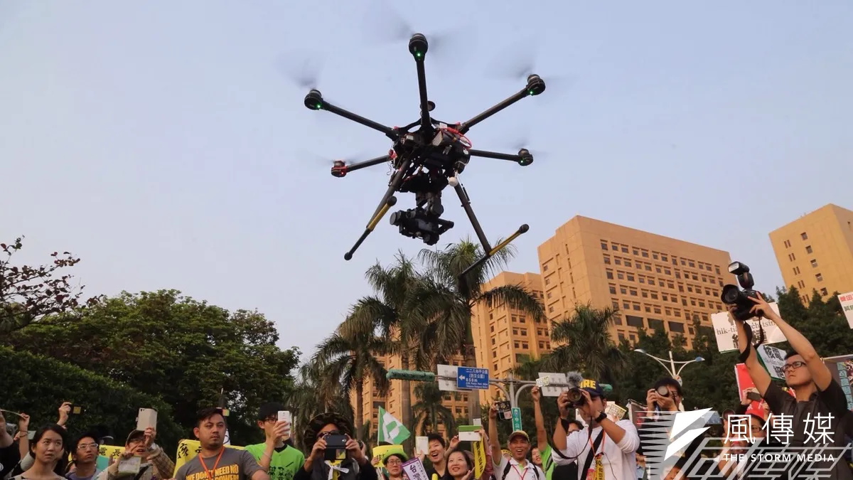 反核大遊行民眾透過自主發電,啟動空拍直昇機。(楊子磊攝)