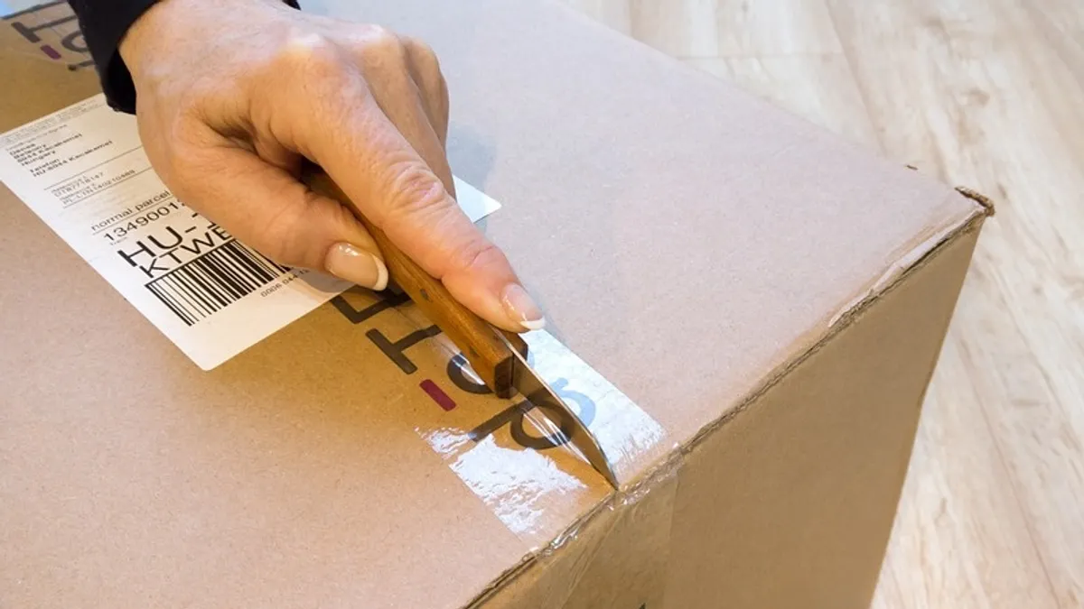 詐騙集團會透過包裹收件資訊不清為由,誘導受害者提供個人資訊。(示意圖/翻攝自pixabay)