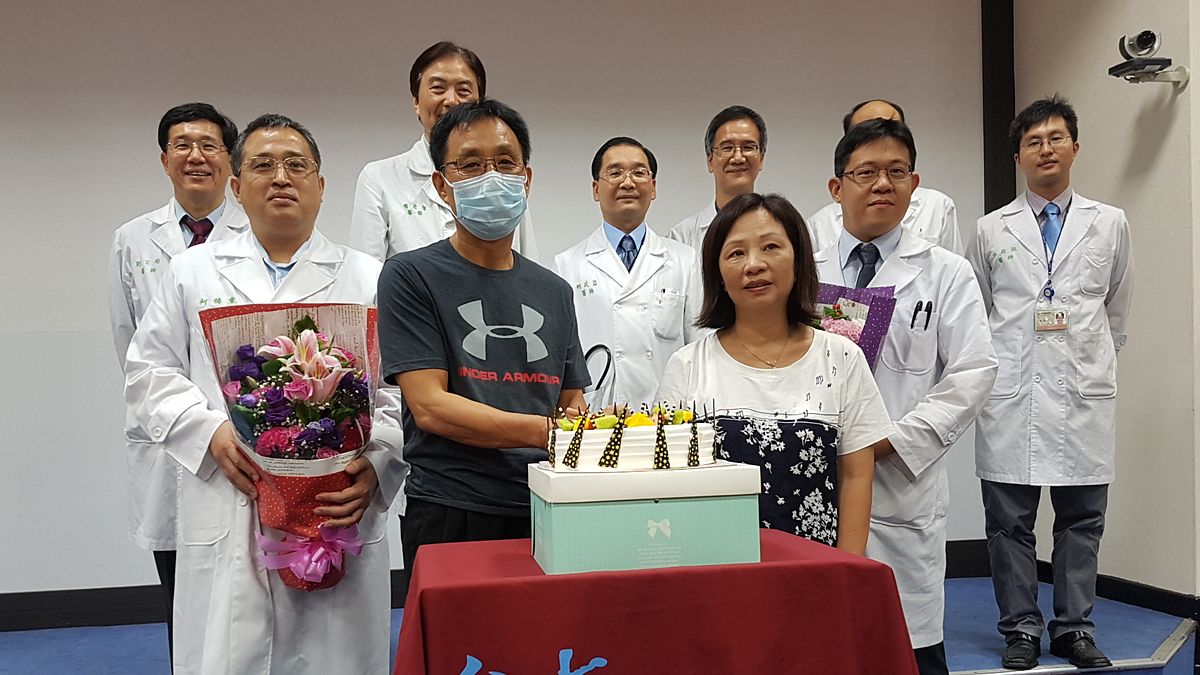 台大新竹分院跨專科團隊精準治療肺癌,18日為彭、郭兩位病患準備蛋糕慶祝重生。(圖/方詠騰攝) 台大新竹分院跨專科團隊精準治療肺癌,18日為彭、郭兩位病患準備蛋糕慶祝重生。(圖/方詠騰攝)