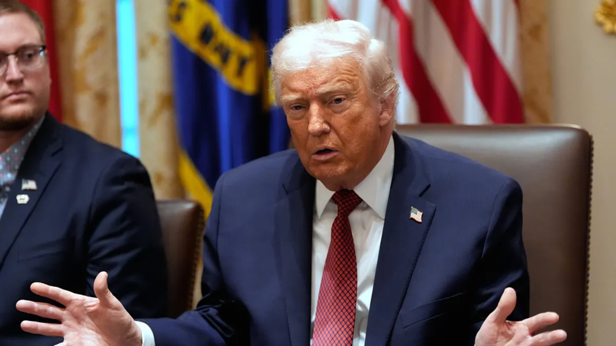 2025年12月8日。美國總統川普(Donald Trump)在華盛頓白宮內閣室講話。(AP) 2025年12月8日。美國總統川普(Donald Trump)在華盛頓白宮內閣室講話。(AP)