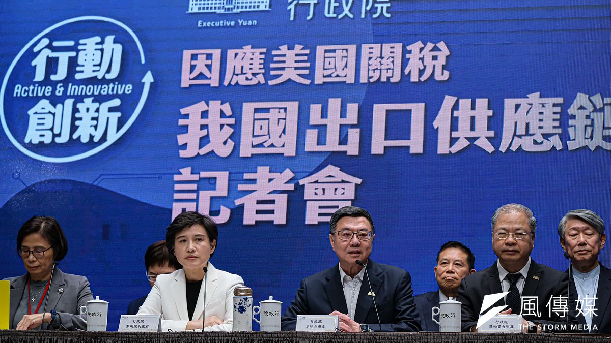 行政院長卓榮泰(中)出席行政院舉辦的「因應美國關稅 我國出口供應鏈支持方案」記者會。(劉偉宏攝) 行政院長卓榮泰(中)出席行政院舉辦的「因應美國關稅 我國出口供應鏈支持方案」記者會。(劉偉宏攝)