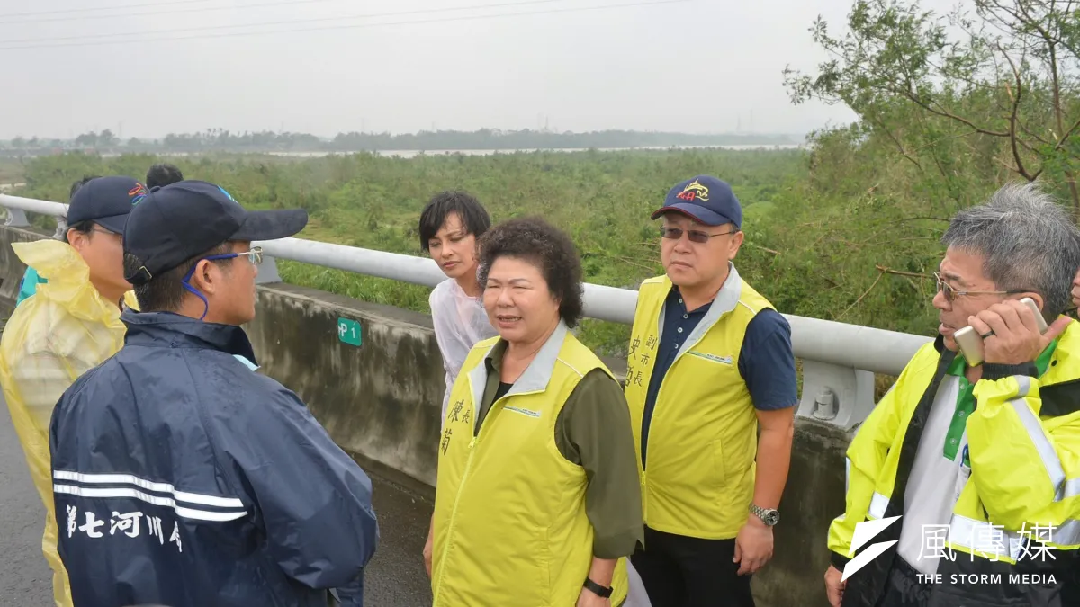 高雄市長陳菊、副市長史哲視察抽水站、美濃湖等水利建設防汛整備情形。(楊伯祿攝)
