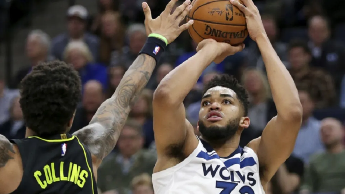 灰狼唐斯(右)陷入交易傳聞中,ESPN專欄作家沃納羅斯基則認為灰狼更傾向留下唐斯。 (美聯社)