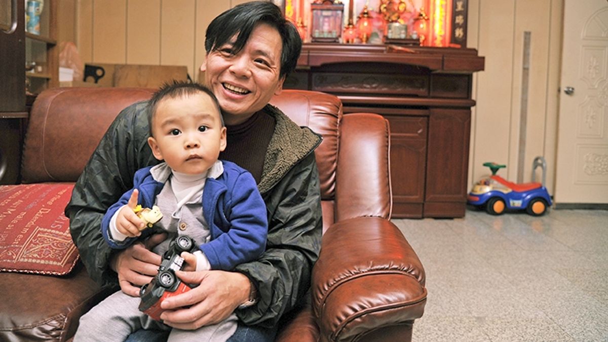 48歲的徐自強已經當祖父了,他和孫子的感情很親密,他說經歷過這一切,他最想教給下一代的,就是給他們很多的愛。劉潔萱攝 48歲的徐自強已經當祖父了,他和孫子的感情很親密,他說經歷過這一切,他最想教給下一代的,就是給他們很多的愛。劉潔萱攝