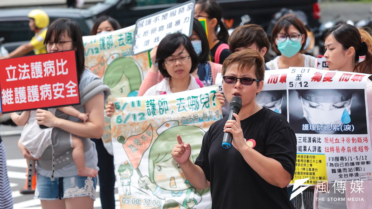 台灣護理人員諮詢協助團陳玉鳳護理師25日至民進黨中央,抗議護病比不均維護護病安全。(顏麟宇攝) 台灣護理人員諮詢協助團陳玉鳳護理師25日至民進黨中央,抗議護病比不均維護護病安全。(顏麟宇攝)
