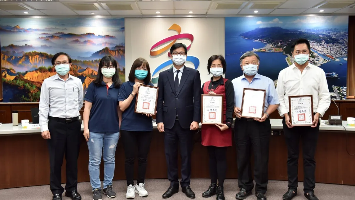 高雄市長陳其邁於市政會議親自致贈感謝狀,予評比獲特優之單位。(圖/高雄市工務局提供)