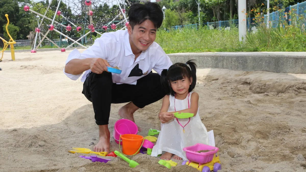 新北市各特色公園有超霸氣、超長、造型各異的溜滑梯,及攀岩、沙坑、盪鞦韆、彈跳床設備,還有孩子們最愛的親水設施,讓藝人郭彥均全家在汐止白雲公園玩到不想回家。(圖/新北市民政局提供)