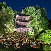 ホテル椿山荘東京は、三重塔移築100周年を記念し庭園演出「涼風竹あかり」を7月16日から開催する。(写真 ホテル椿山荘東京) ホテル椿山荘東京は、三重塔移築100周年を記念し庭園演出「涼風竹あかり」を7月16日から開催する。(写真 ホテル椿山荘東京)